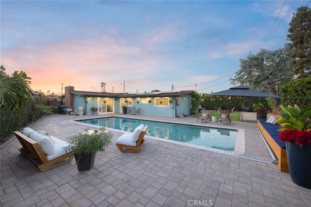 a view of a swimming pool with seating space