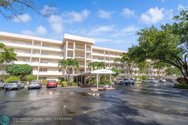 $424,000 | 3970 Oaks Clubhouse Drive, Unit 303 | Palm Aire