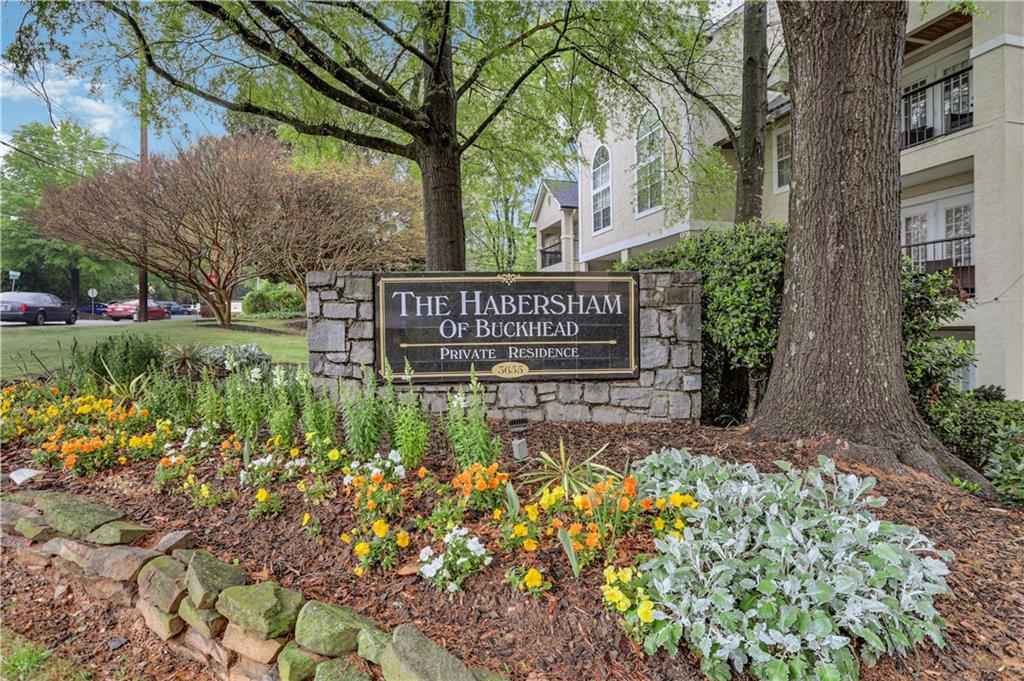 a view of a street sign of the garden