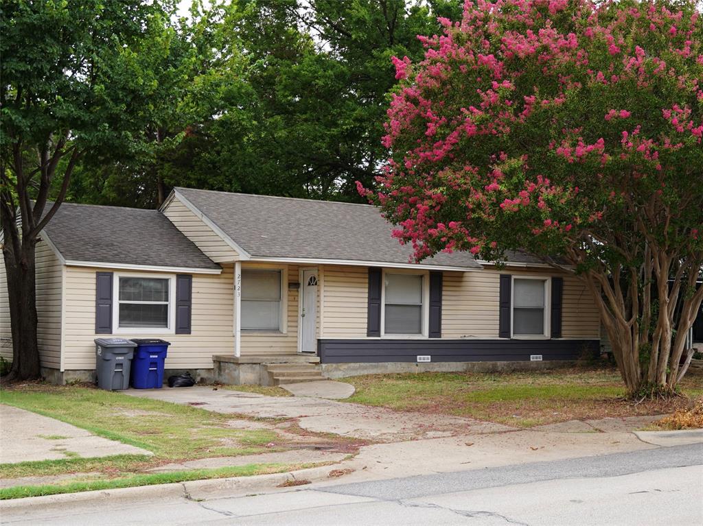 a view of a house with a backyard