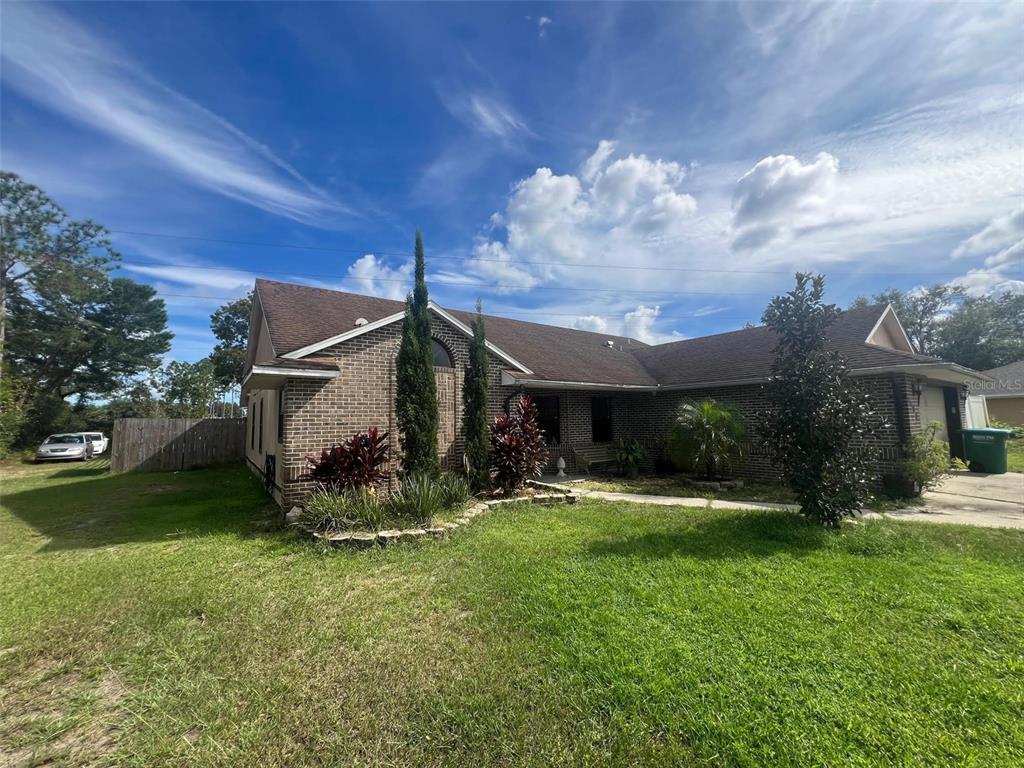 a view of a house with a yard