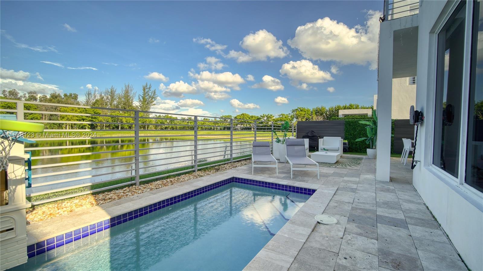 a view of a swimming pool with seating space