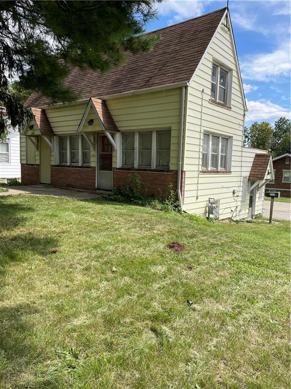 a view of a house with a backyard