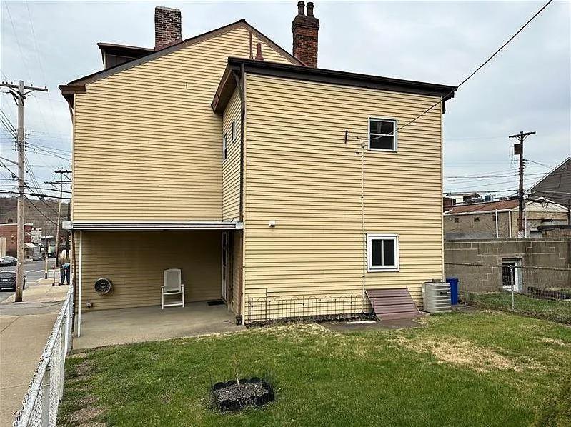 a view of a house with a backyard