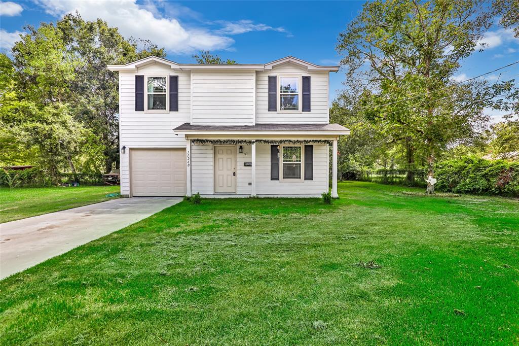 a view of a house with backyard and garden