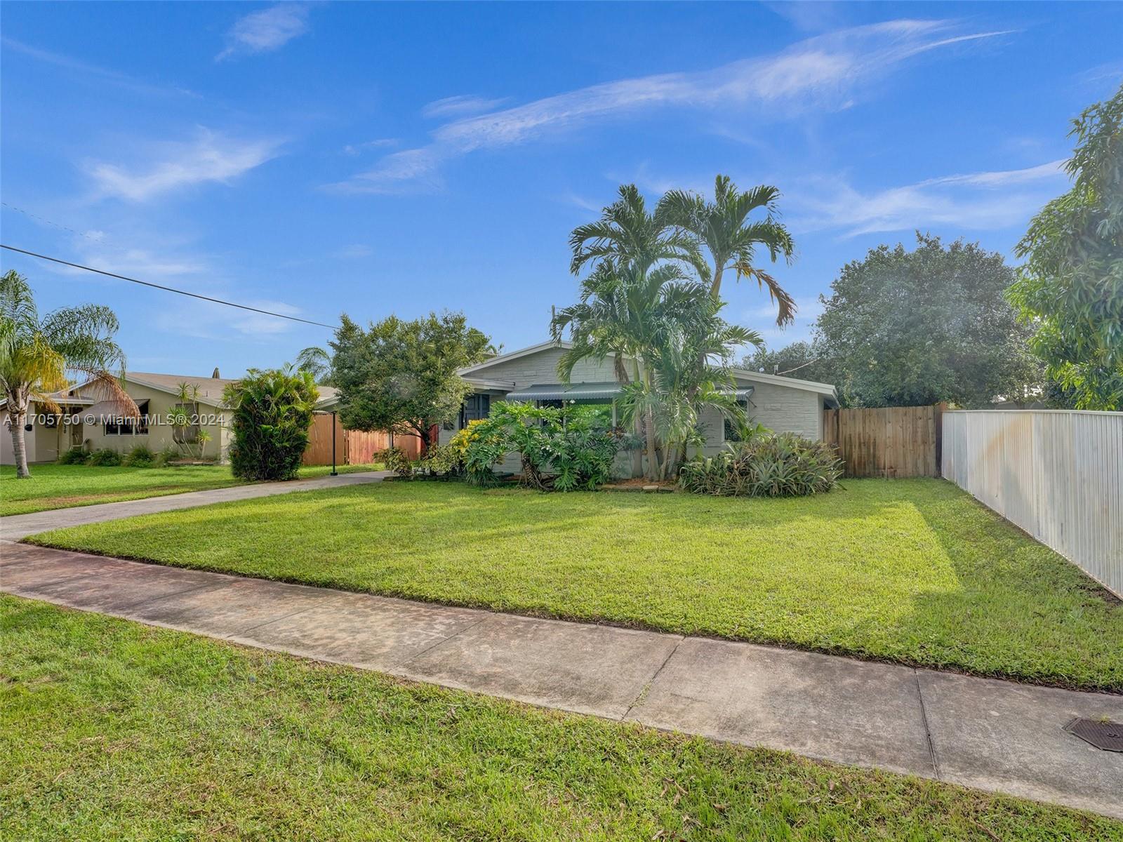 a view of a back yard