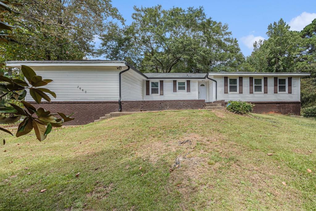 a view of a house with a backyard