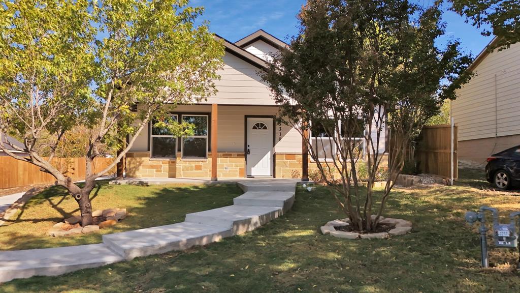 a view of a house with backyard