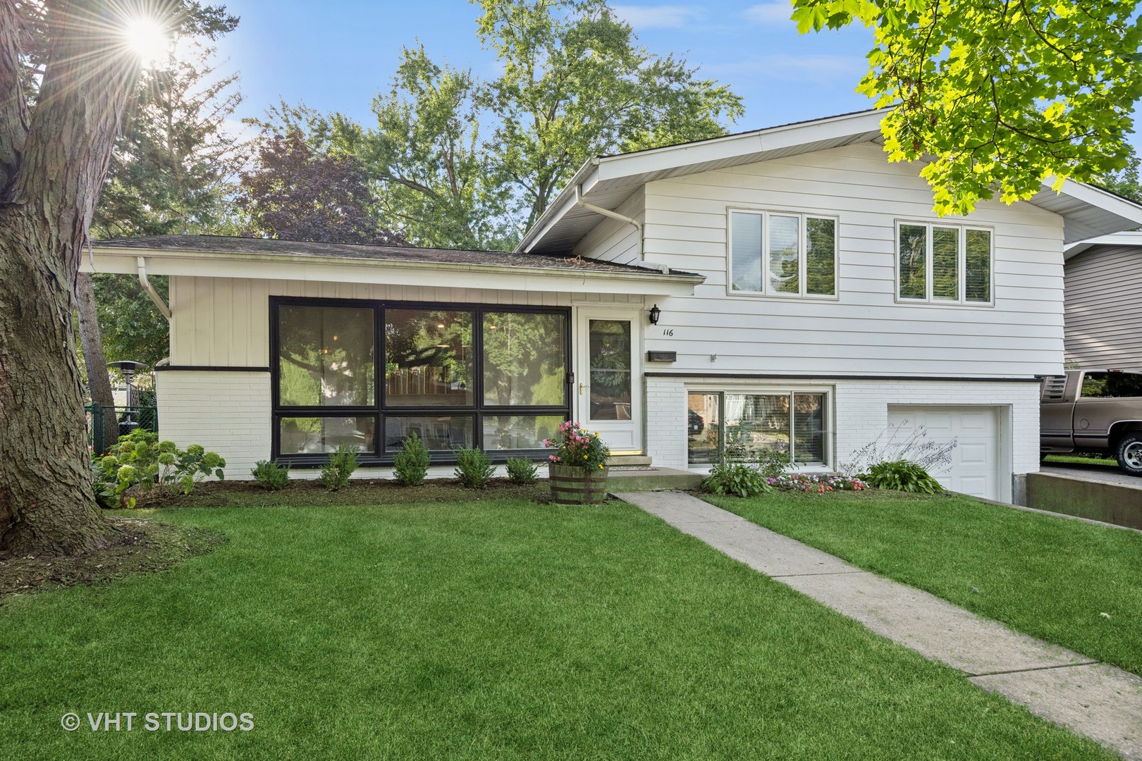 a view of a house with a yard