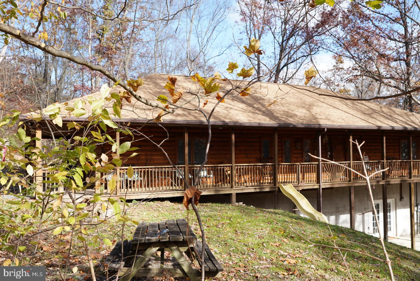 a view of a house with backyard