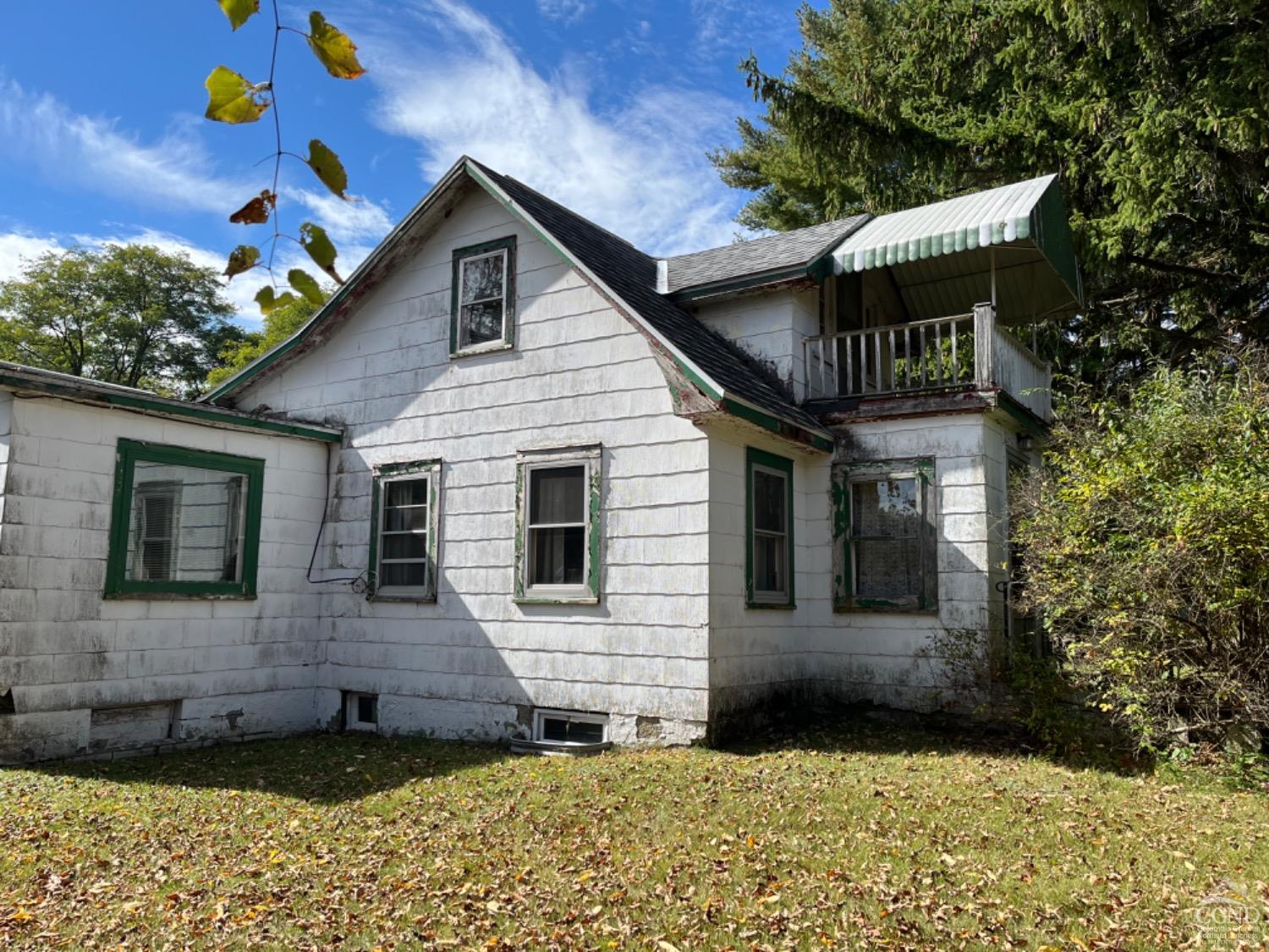 a view of a house with a yard