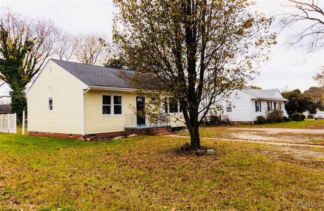 Ranch-style house featuring a front lawn