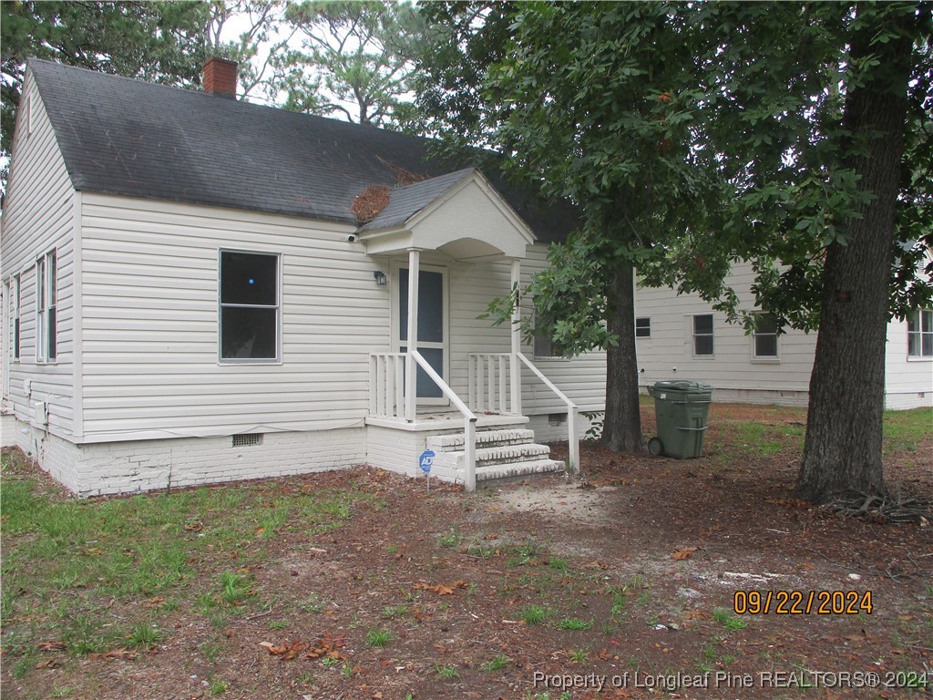 a view of a house with a yard