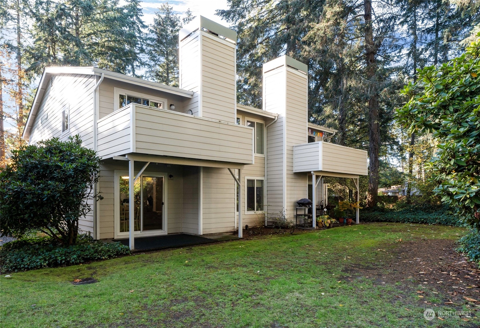 a view of a house with a backyard