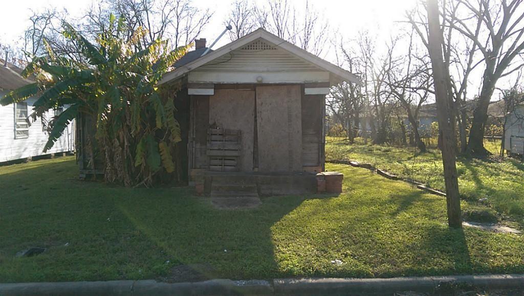 a view of back yard of the house