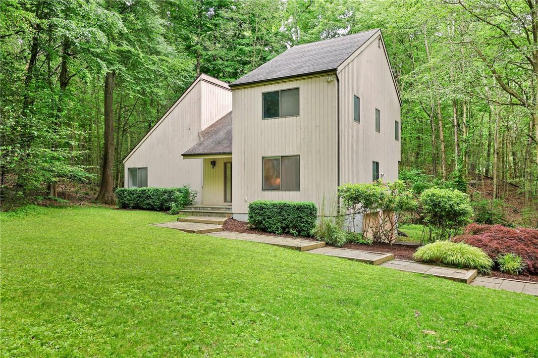 a view of a house with backyard and garden