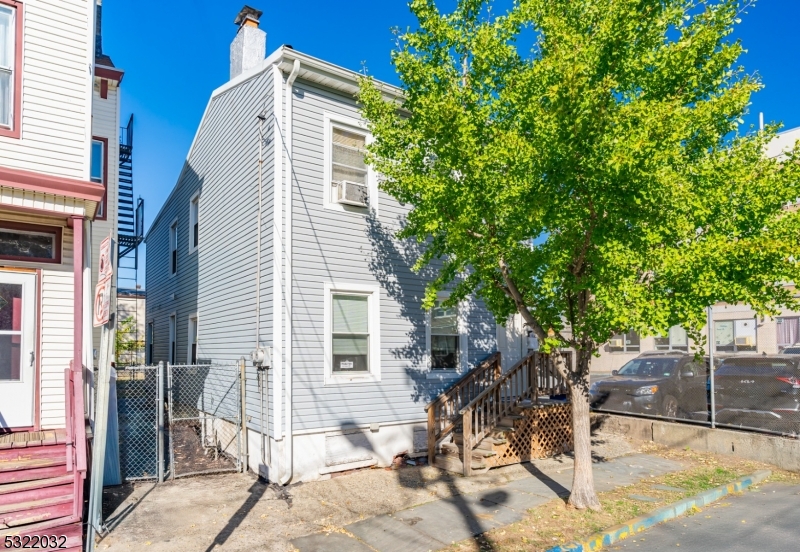 a view of a house with backyard