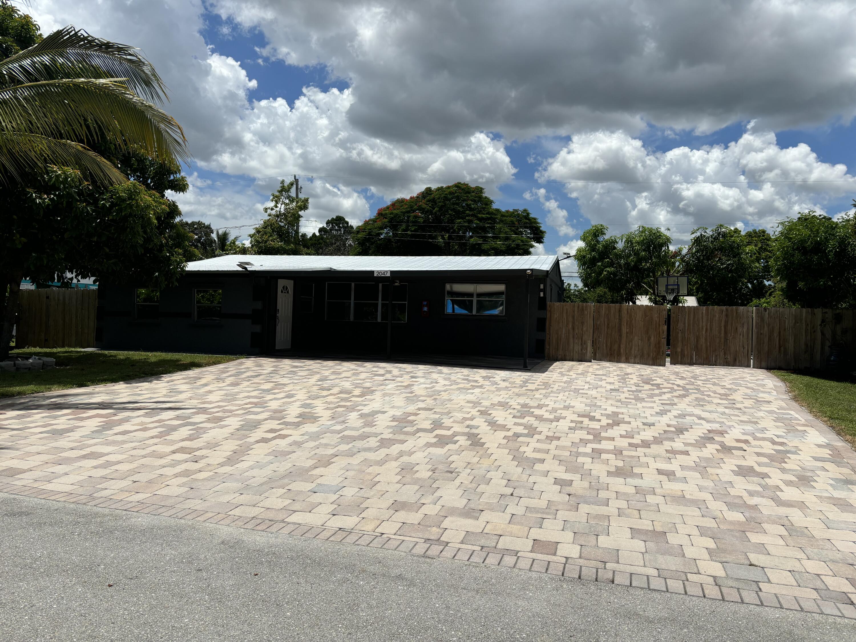 a view of a backyard