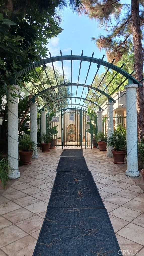 a view of entryway with a patio