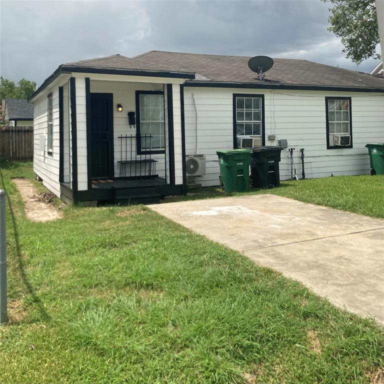 a view of a house with backyard and porch