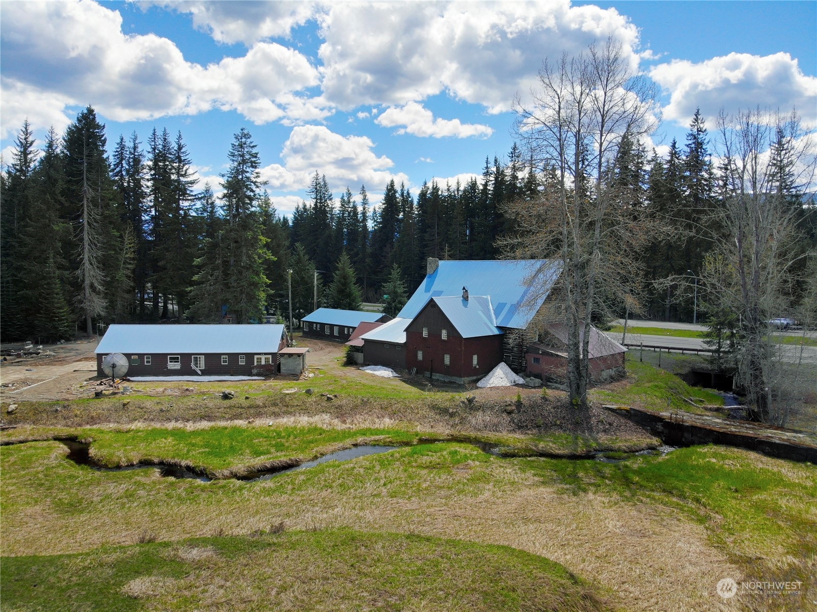 a view of a house with backyard