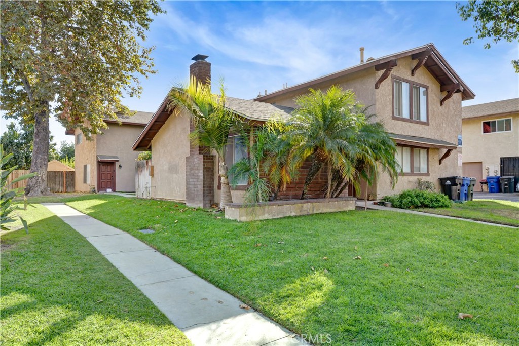 a view of a house with a yard