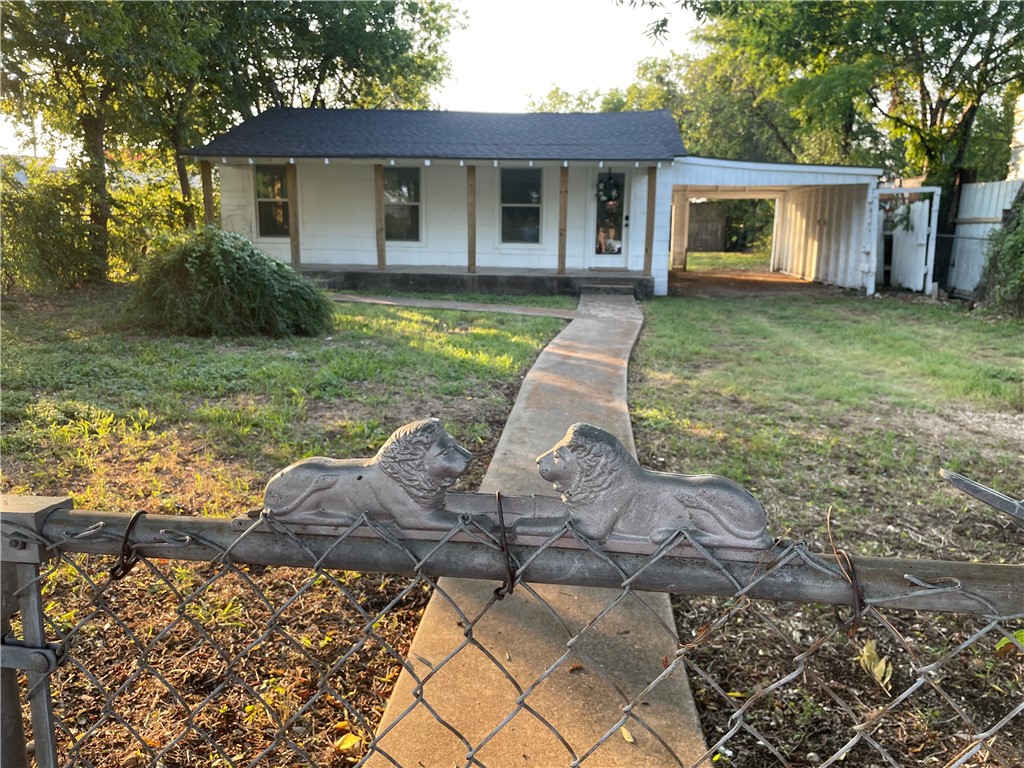 a view of a house with backyard