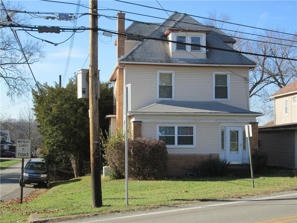 a view of a house with a yard