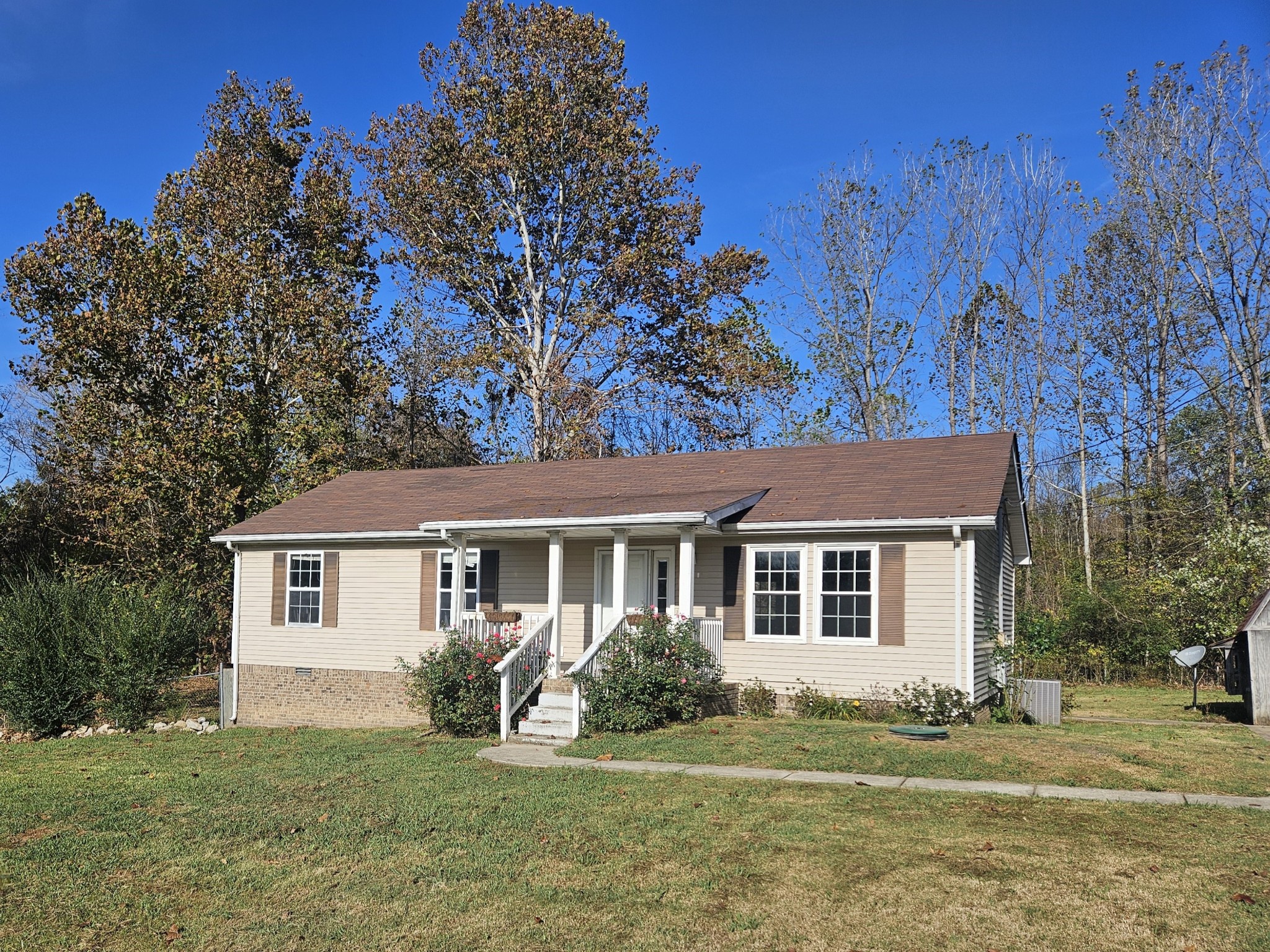 This fantastic home just hit the market and features 3 bedrooms, 2 bathrooms, open kitchen with granite counter tops, stainless steel appliances, large outside shed and a privacy fence. Best of all it sits on one and a half acers in the country!