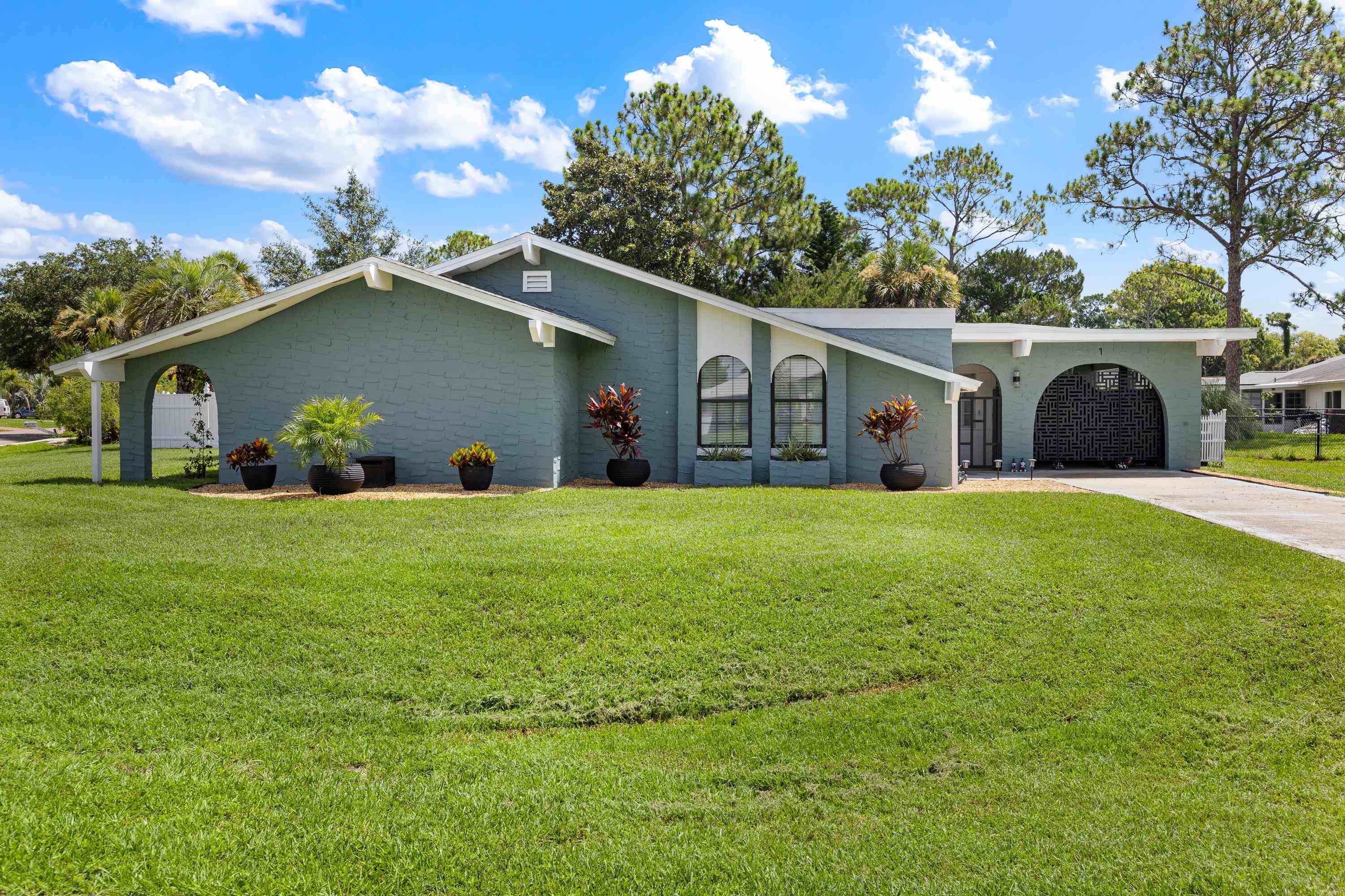 a view of a house with backyard