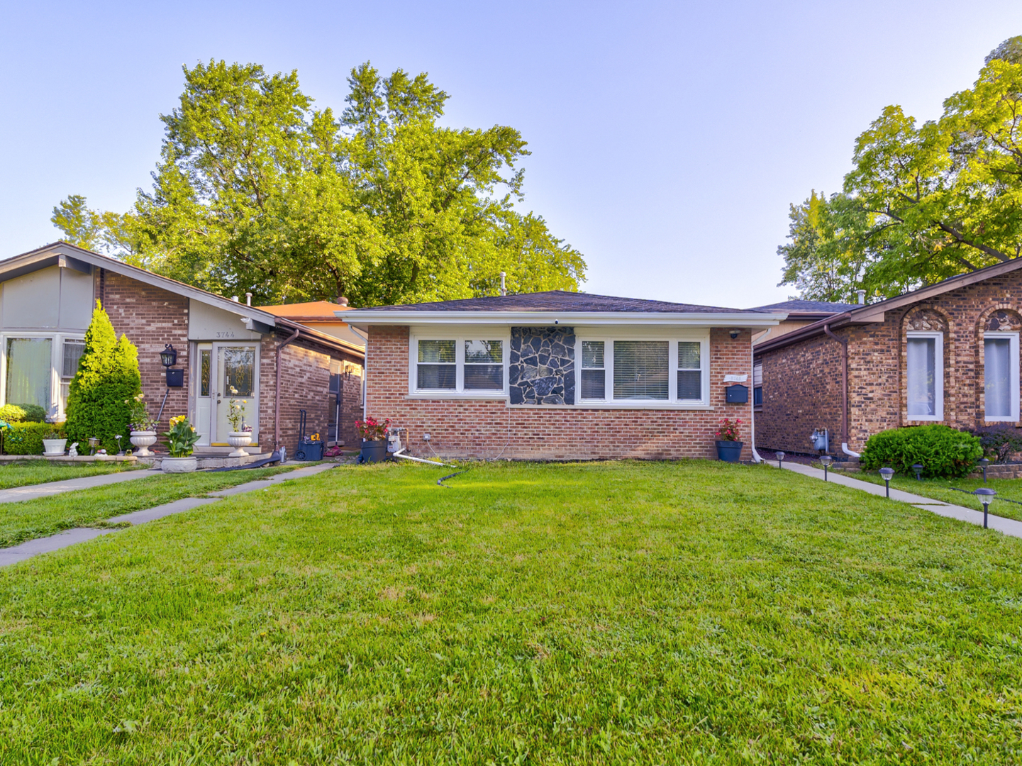 a view of a house with a back yard