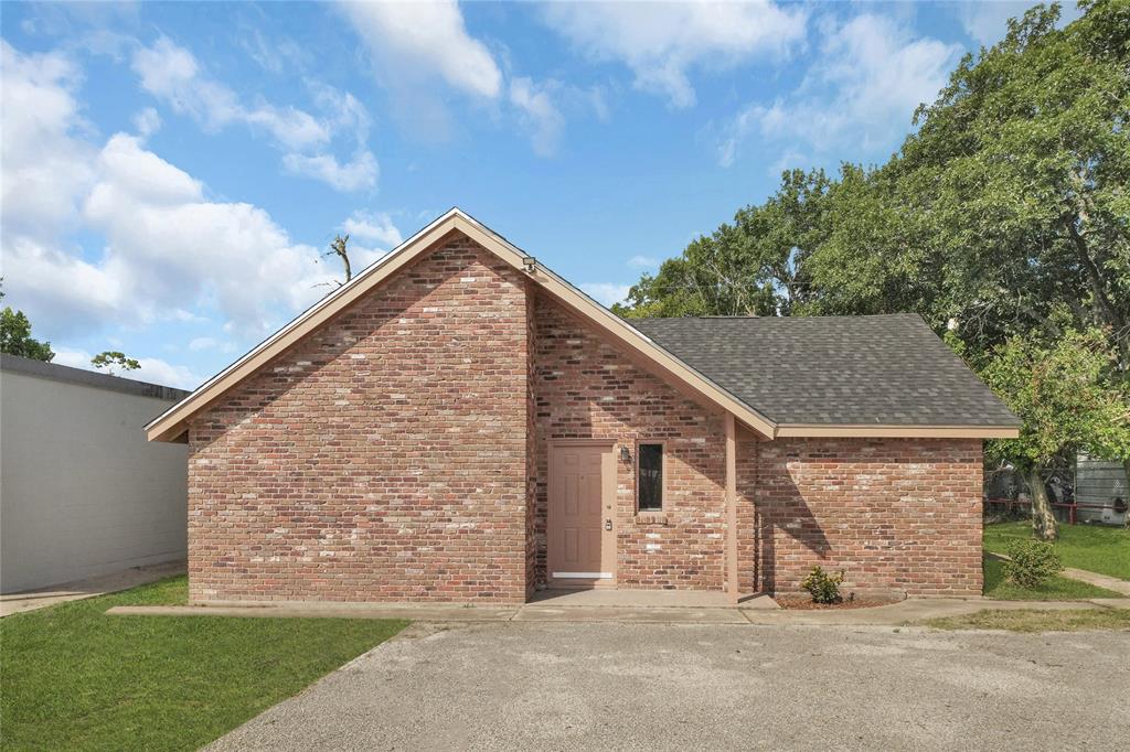 a view of a house with backyard