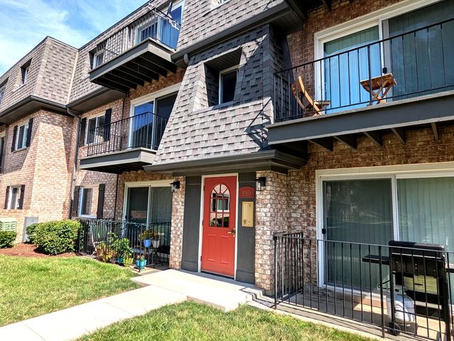 $194,900 | 880 South Plum Grove Road, Unit 210 | Plum Grove Condominiums