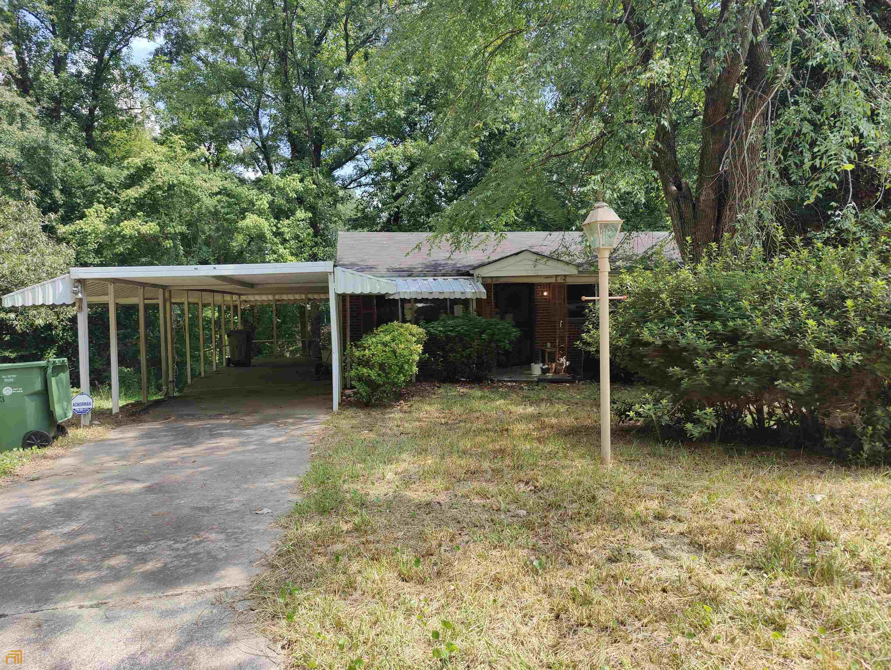 a view of a house with backyard and garden