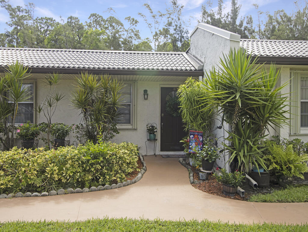 a view of a entryway with a flower garden