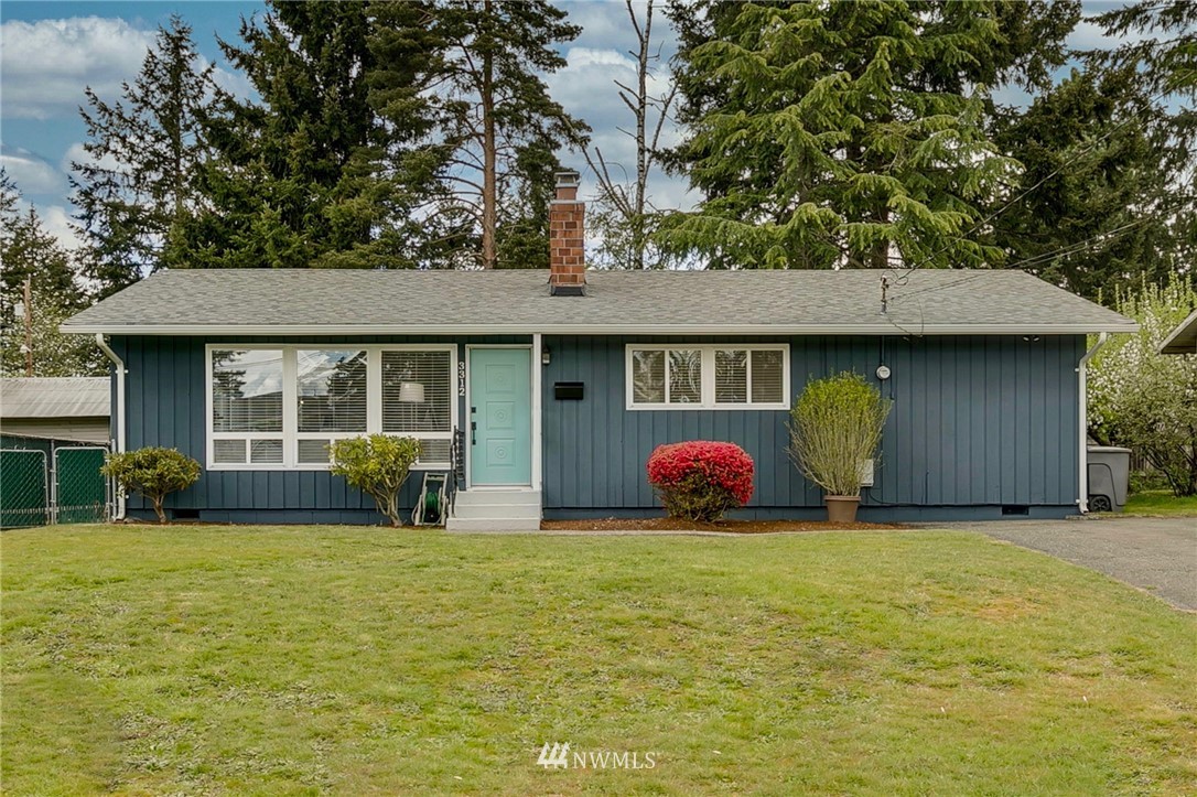 a view of a house with backyard porch and garden