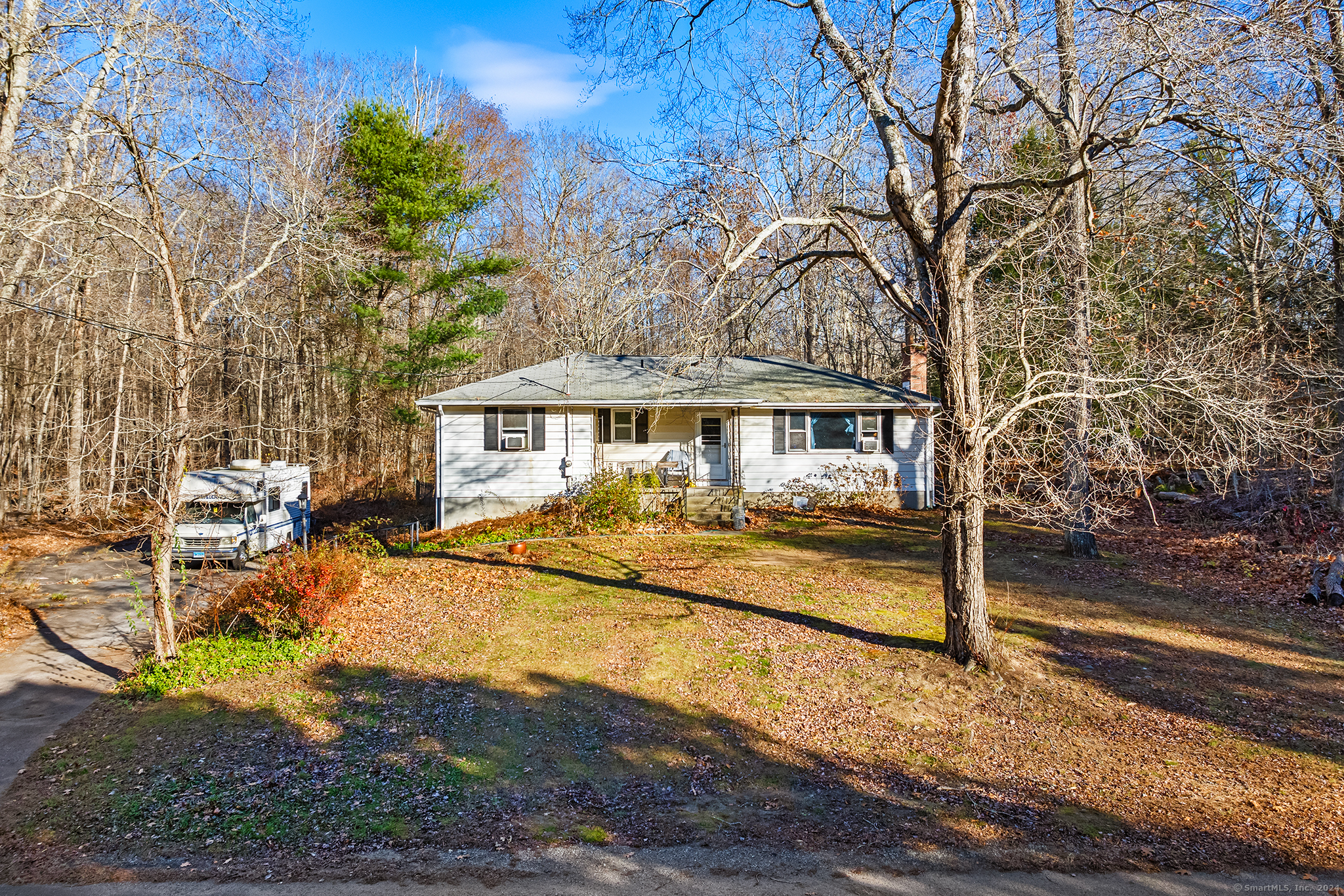 a view of a house with backyard