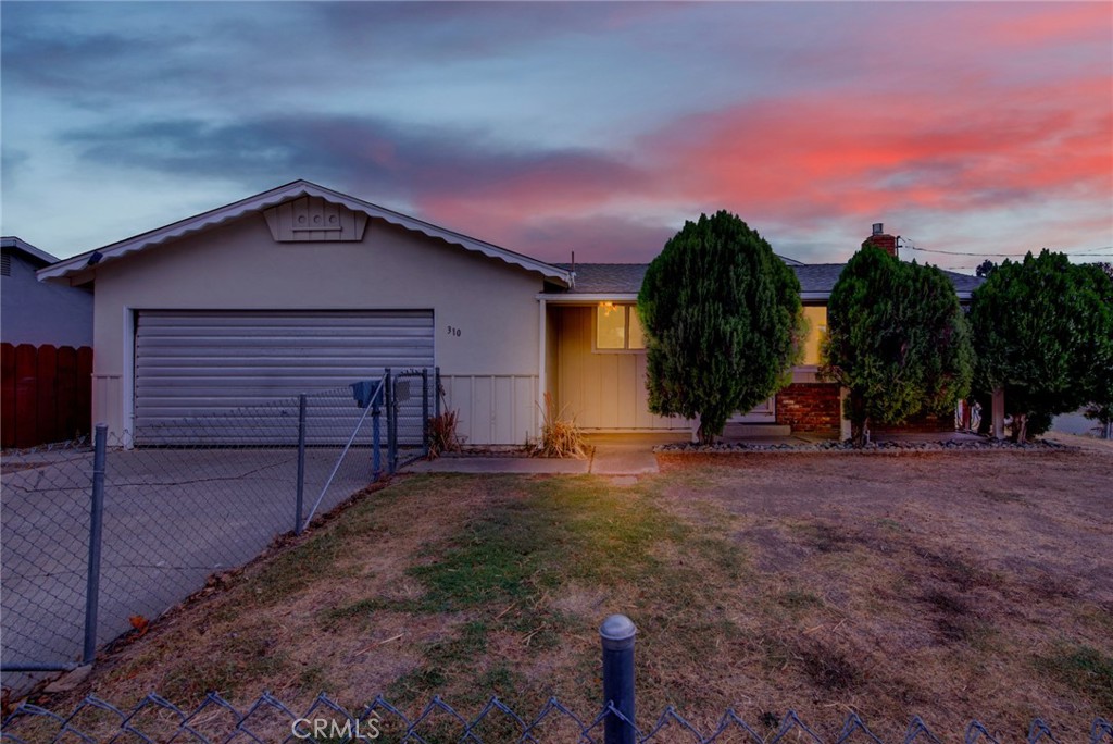 a view of a house with a backyard