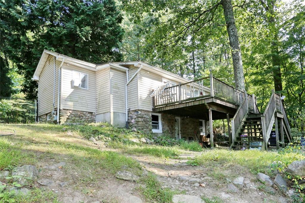 a view of a house with backyard