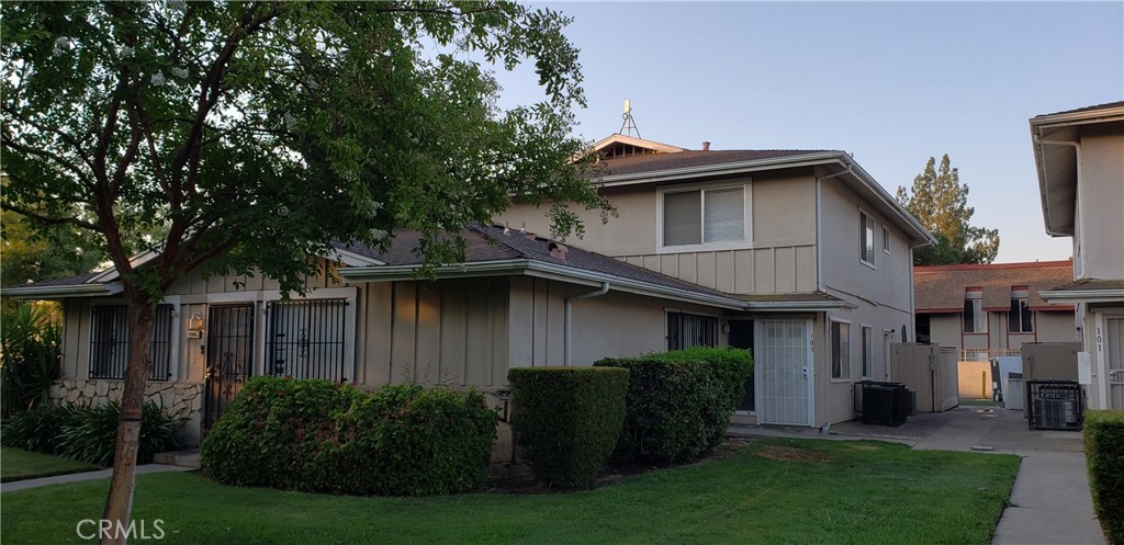 a view of a yard in front of house