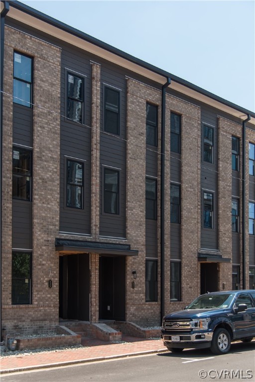 a view of a building and car parked