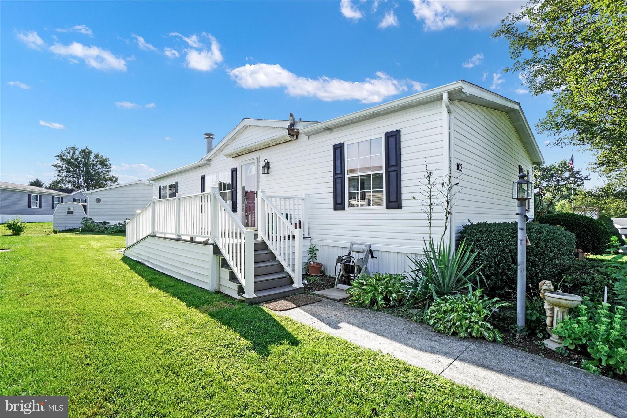 a view of a house with backyard and garden