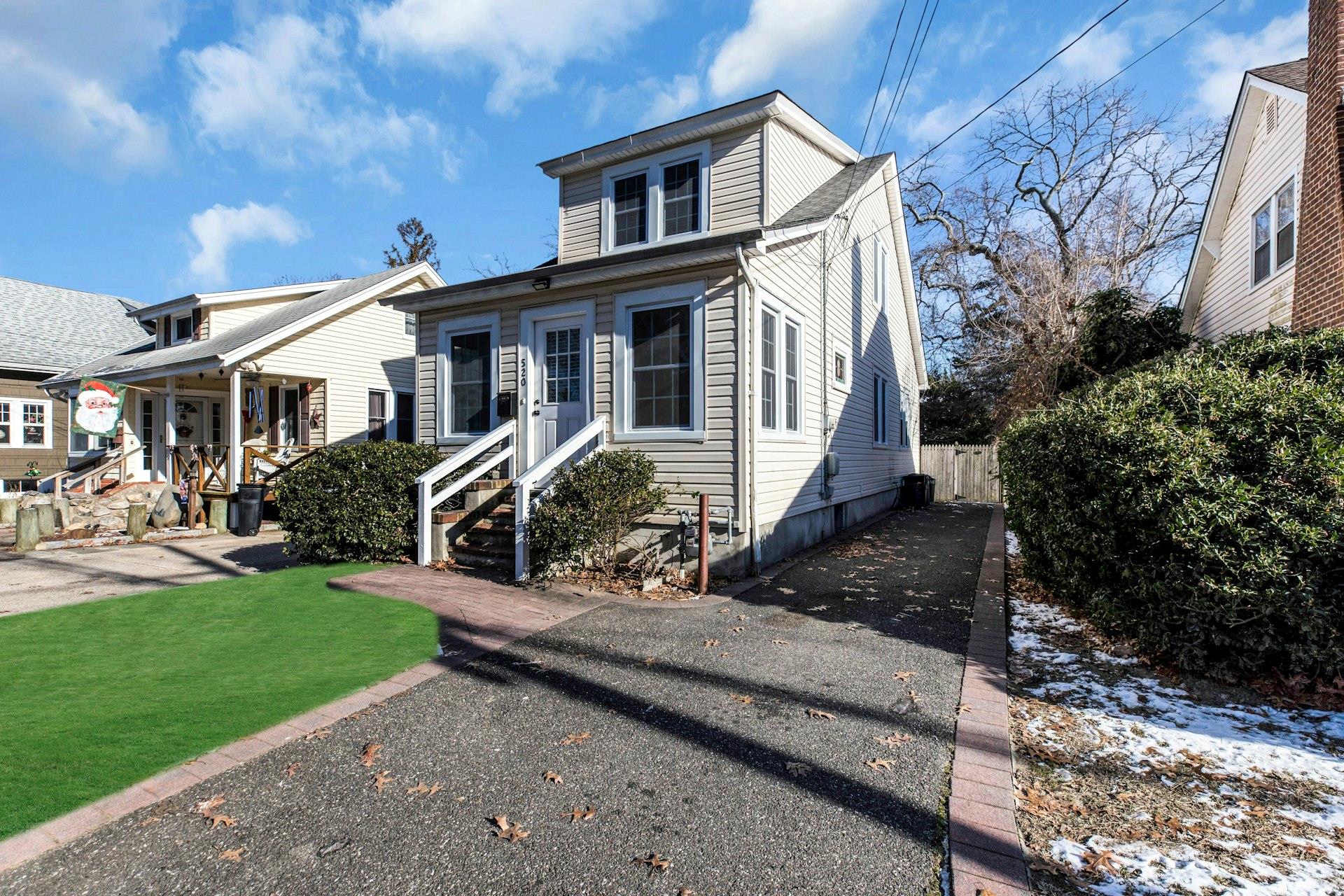 View of front of property featuring a front lawn and driveway