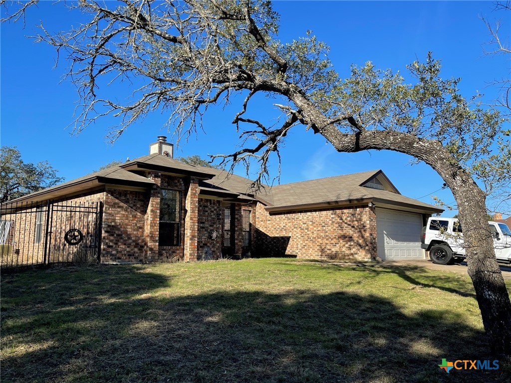 a view of a house with a yard