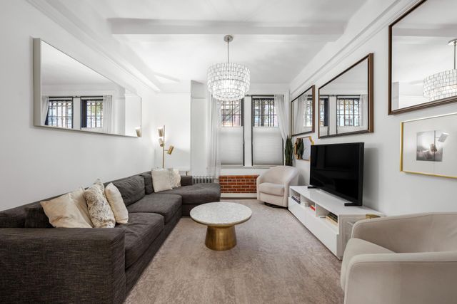 $1,275,000 | 24 West 69th Street, Unit 1A | Upper West Side