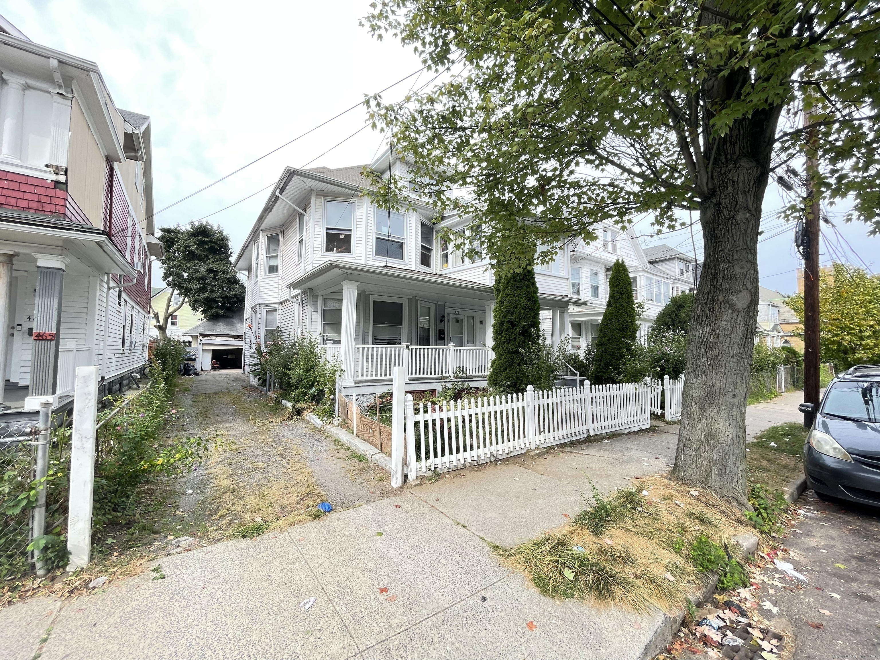 a view of a house with a small yard and plants