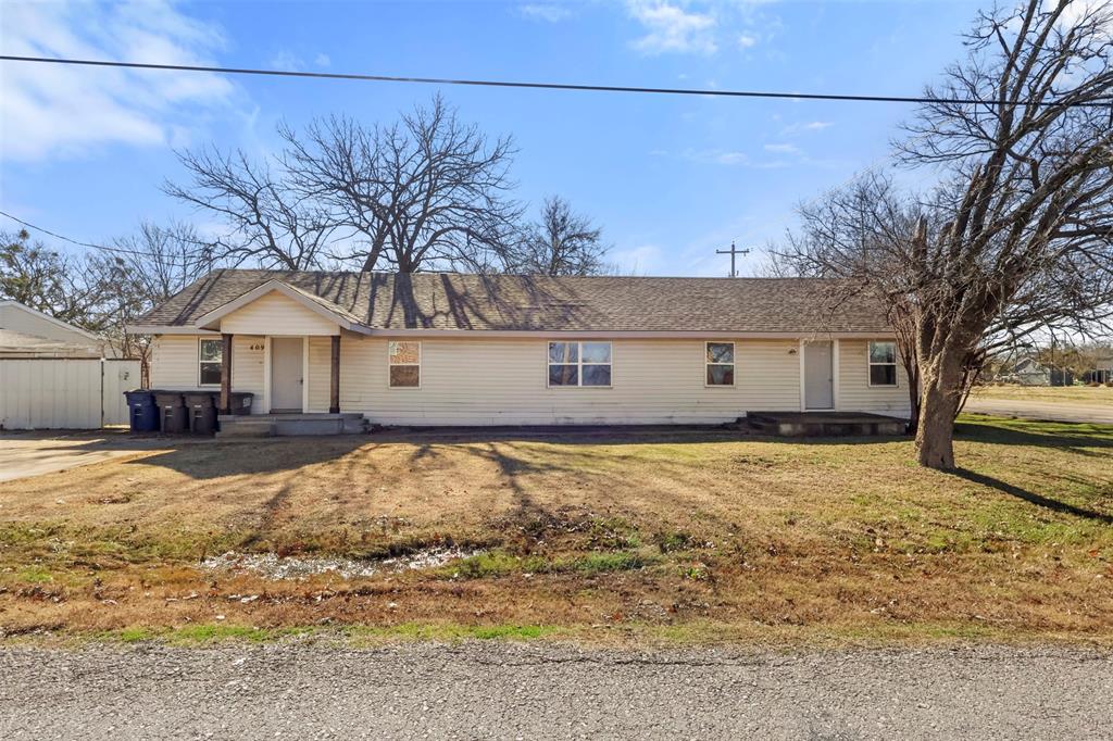 Single story home with a front yard