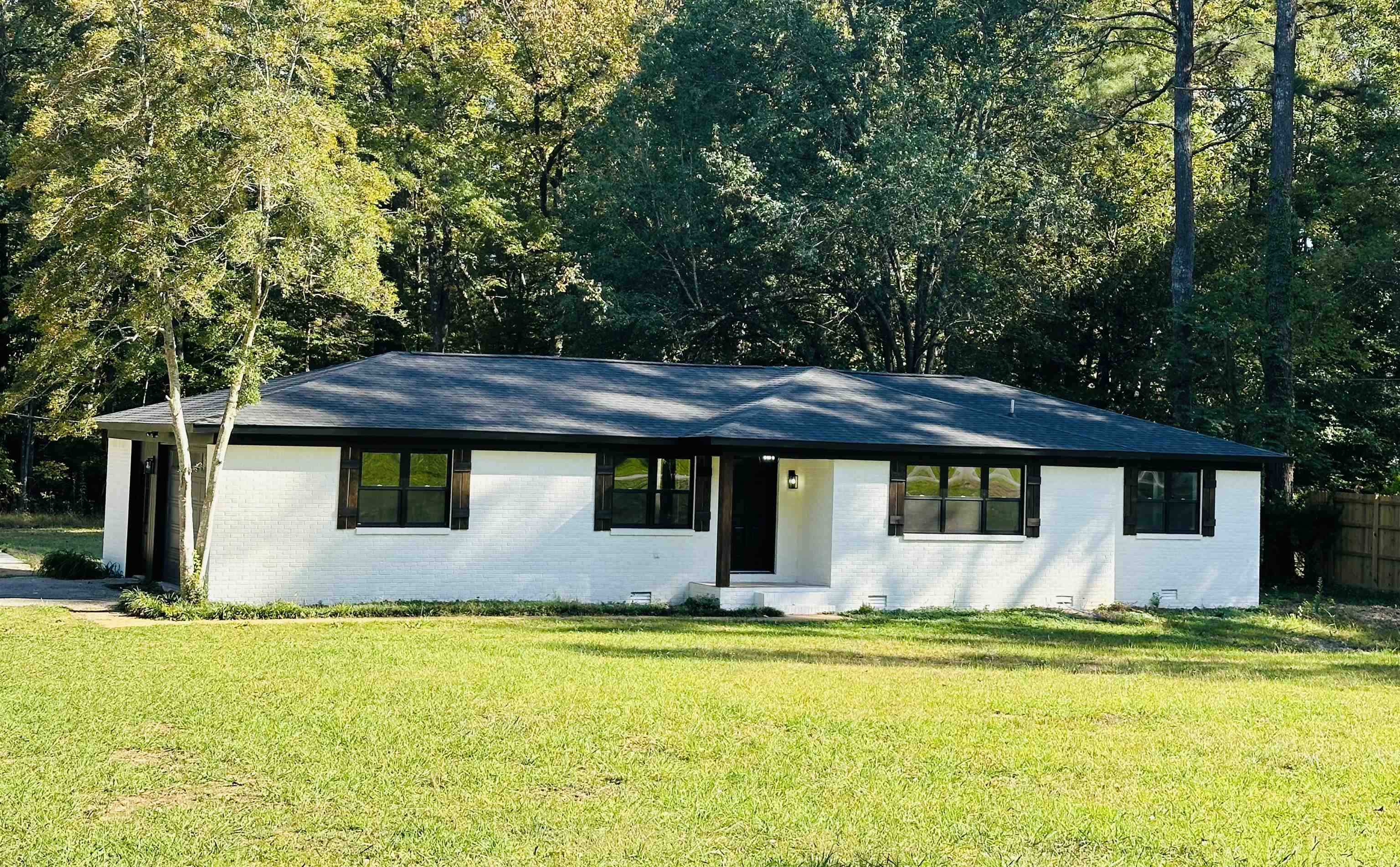 Ranch-style house featuring a front yard