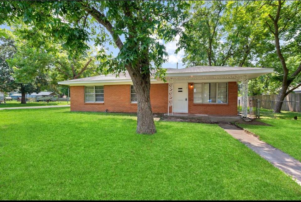 a house that is sitting in the grass