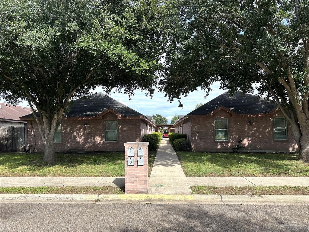 View of front facade featuring a front lawn